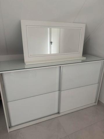 Mooie witte handige en goedkope kleren kast met spiegel
