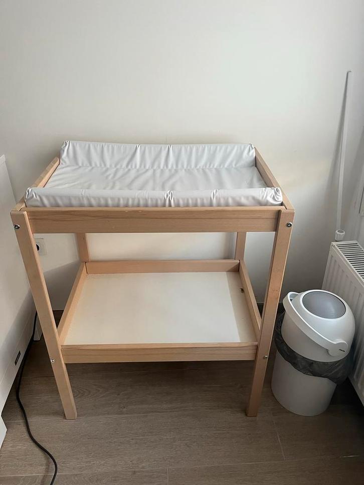 Mooie commode met opstaande rand, Kinderen en Baby's, Kinderkamer | Commodes en Kasten, Zo goed als nieuw, Commode, 90 tot 105 cm