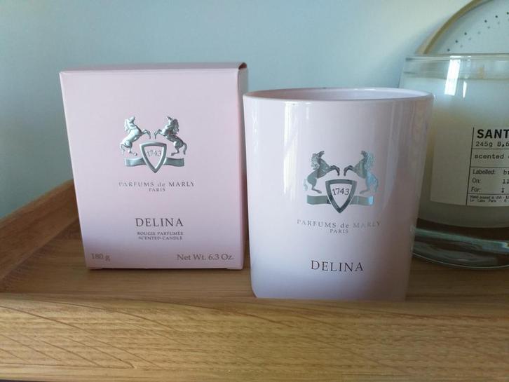 Grote geurkaars Parfums de Marly Delina voor maar 54,99 euro, Huis en Inrichting, Woonaccessoires | Kandelaars en Kaarsen, Nieuw