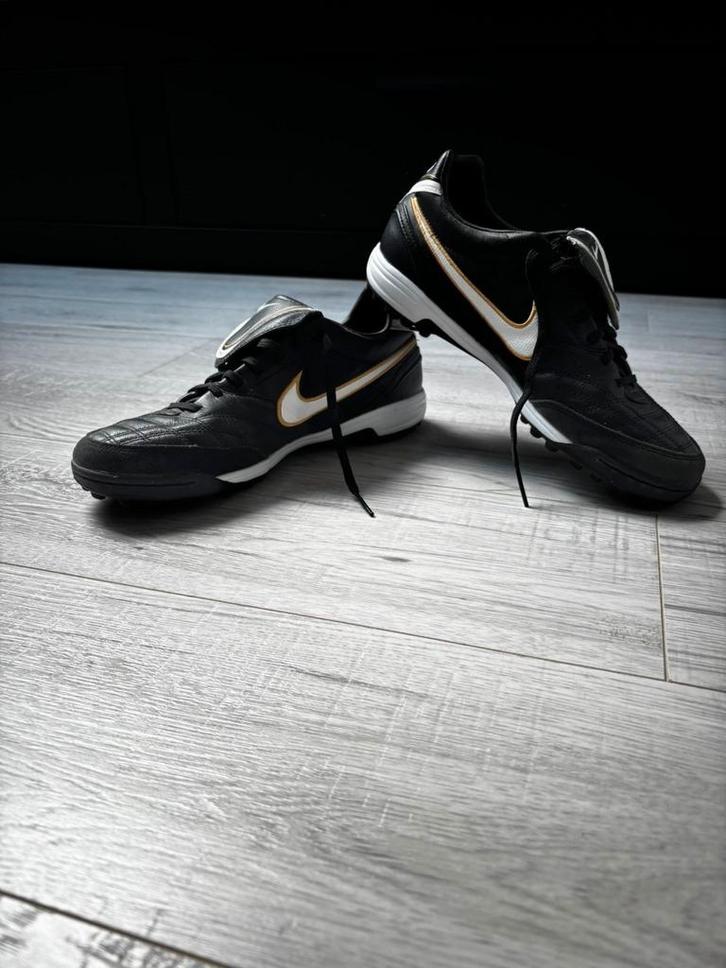 Nike Tiempo kunstgrasschoenen, maat 40, 3x gedragen., Sport en Fitness, Voetbal, Zo goed als nieuw, Schoenen, Maat XS of kleiner