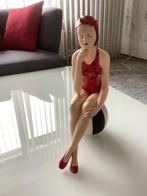 Beeldje retro dame in badpak, zittend op bal, Ophalen, Zo goed als nieuw, Mens