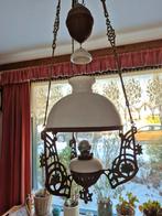 Antieke hanglamp met petroleumlamp, Ophalen