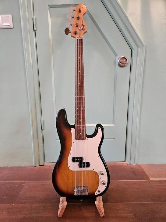 Squier by Fender Precision bass, Muziek en Instrumenten, Snaarinstrumenten | Gitaren | Bas, Zo goed als nieuw, Ophalen