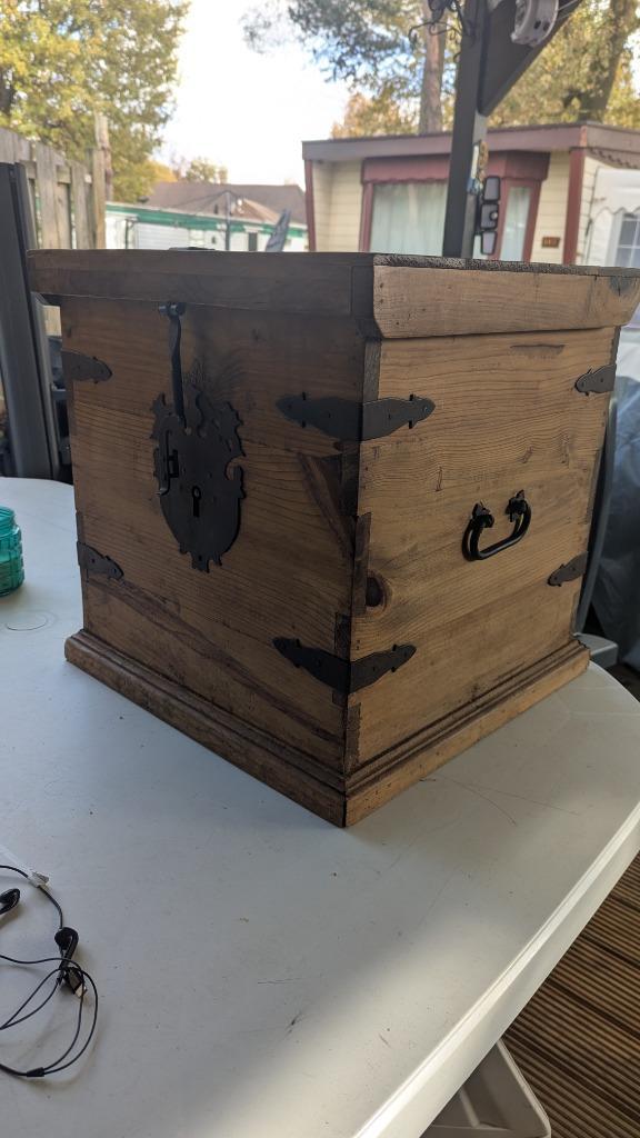 Middeleeuwse stijl kist met metaal beslag, Huis en Inrichting, Woonaccessoires | Kisten, Gebruikt, 50 tot 75 cm, 50 tot 75 cm