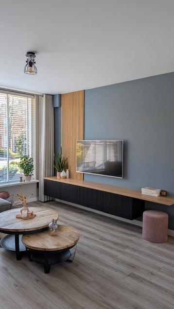 Tv-meubel met wandpaneel (WoodUpp) en eikenhouten plank beschikbaar voor biedingen