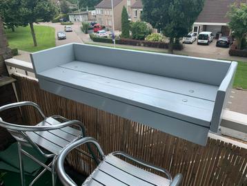 Houten Balkonbar met aluminium hoge barstoelen beschikbaar voor biedingen