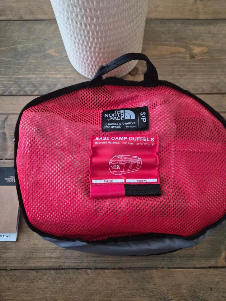 The North Face Base Camp Duffel S, Sieraden, Tassen en Uiterlijk, Tassen | Reistassen en Weekendtassen, Nieuw, Rood, Ophalen