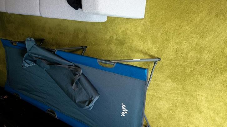 Veldbed opvouwbaar 190cm x 65cm blauw/grijs met draagzak, Caravans en Kamperen, Slaapmatten, Zo goed als nieuw, 1-persoons, Ophalen