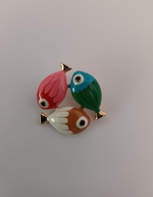 Goudkleurige broche 3 visjes roze blauw wit, Sieraden, Tassen en Uiterlijk, Broches, Nieuw, Overige materialen, Blauw, Verzenden