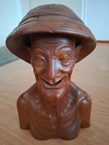 Houten beeld van een oude man uit Nederlands-Indie beschikbaar voor biedingen