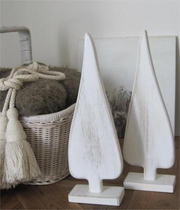 Twee houten kerstboompjes    beschikbaar voor biedingen