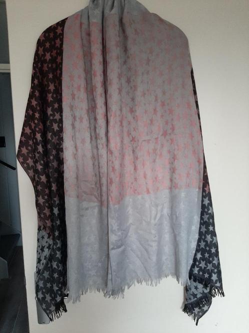 Prachtige mooie Dames Lentesjaal. Maat L.180cm - B.70cm., Kleding | Dames, Mutsen, Sjaals en Handschoenen, Zo goed als nieuw, Sjaal