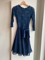 Swing cocktailjurk donker blauw met kant, Kleding | Dames, Gelegenheidskleding, Blauw, Cocktailjurk, Ophalen of Verzenden, Zo goed als nieuw