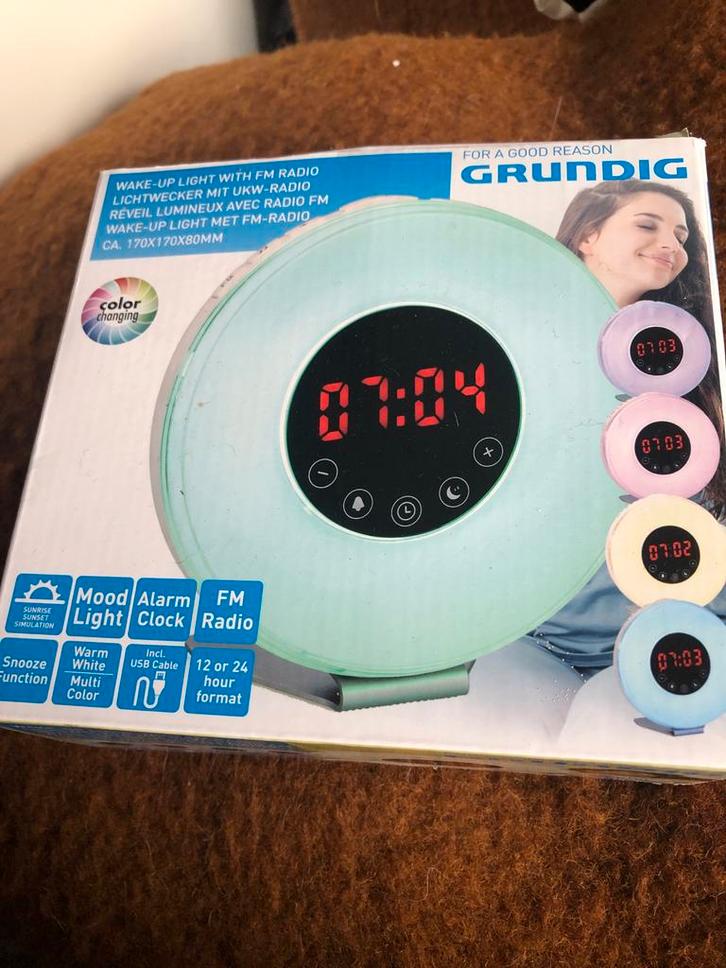 Grundig Wekker met Kleuren Display - Nieuw, Huis en Inrichting, Woonaccessoires | Klokken, Nieuw, Wekker of Tafelklok, Digitaal