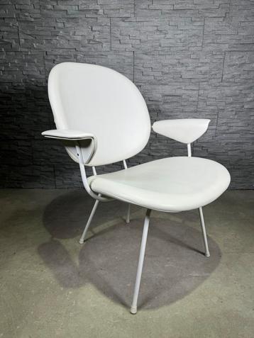 Originele Kembo 302 fauteuil. All White. Design W.H. Gispen beschikbaar voor biedingen