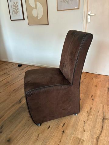 6 Bruine Eetkamerstoelen beschikbaar voor biedingen