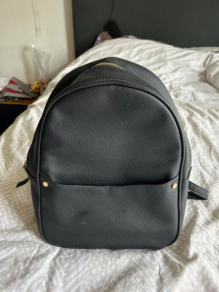 Stijlvolle zwarte rugzak met gouden details, Overige merken, 25 tot 40 cm, Ophalen of Verzenden, Zo goed als nieuw