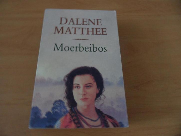 Moerbeibos- Dalene  Matthee, Boeken, Romans, Gelezen, Ophalen of Verzenden