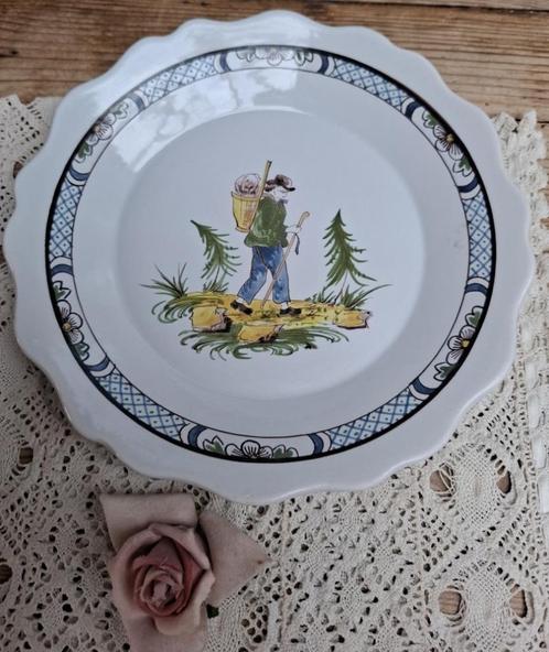 Oud Frans Bretons wandbord met wandelaar en sierrand, Antiek en Kunst, Antiek | Wandborden en Tegels, Ophalen of Verzenden