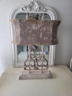 Grote nieuwe geheel metalen lamp voor op dressoir