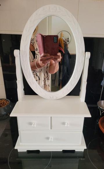 kaptafeltje van hout beschikbaar voor biedingen