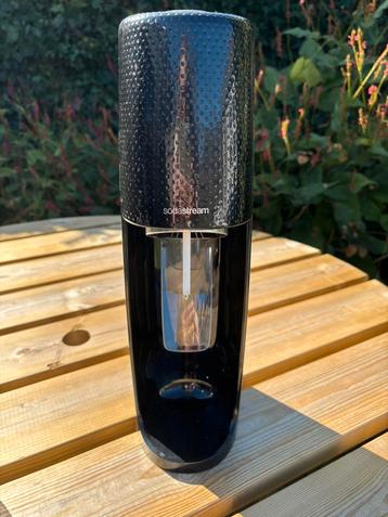 Mooie sodastreamer kleur zwart met 4 waterflessen beschikbaar voor biedingen