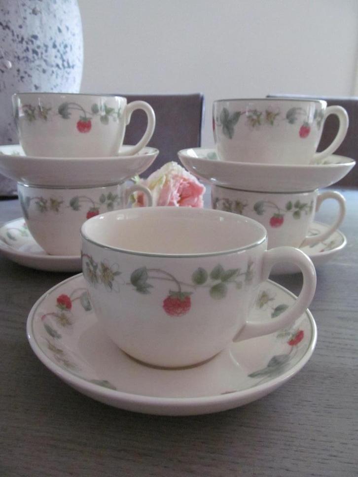 5 Wedgwood Raspberry Kop en Schotels, Huis en Inrichting, Keuken | Servies, Zo goed als nieuw, Kop(pen) en/of Schotel(s), Overige stijlen