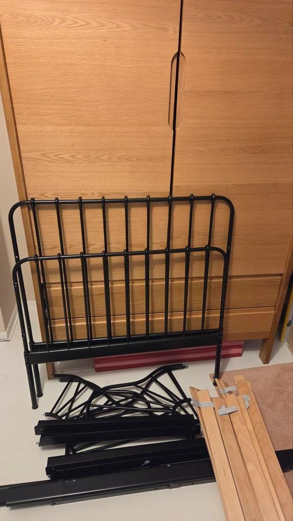 IKEA metalen bedframe, verstelbaar, zwart, Huis en Inrichting, Slaapkamer | Bedden, Gebruikt, Eenpersoons, 80 cm, 200 cm, Metaal