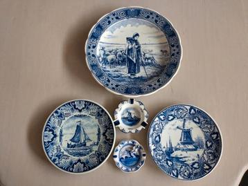 Vintage Delfts blauw 3 borden en 2 asbakken made in Holland. beschikbaar voor biedingen
