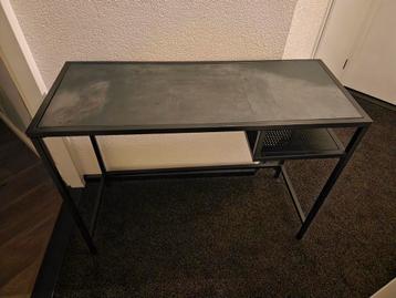 Zwart bureau  beschikbaar voor biedingen