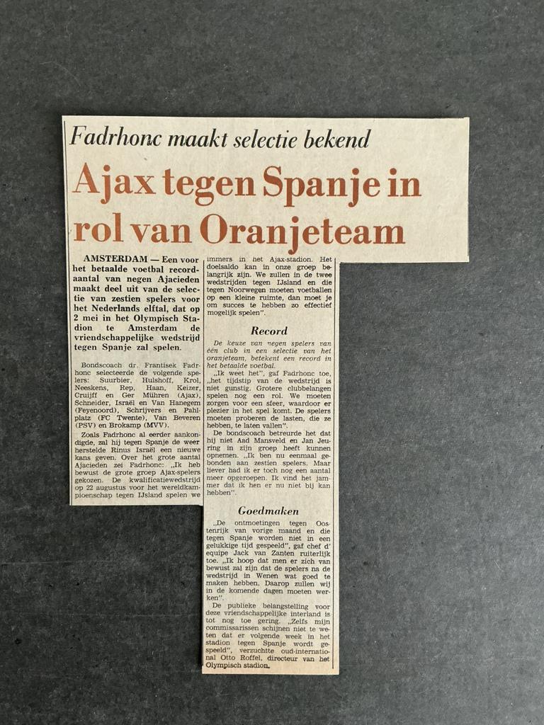 Voetbal krantenartikel 9 spelers Ajax selectie Oranje apr 73, Verzamelen, Ophalen of Verzenden, Voor 1920, Knipsel(s)