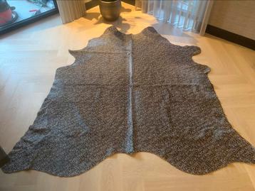 Koehuid met print beschikbaar voor biedingen