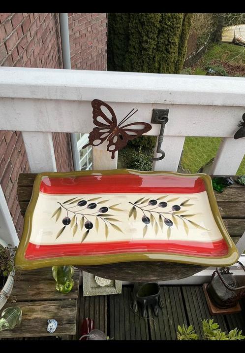 Hele grote aardewerk schaal, olijftak & zwarte olijf 43,5 cm, Huis en Inrichting, Keuken | Servies, Schaal of Schalen, Overige stijlen