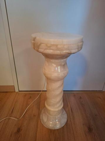 Prachtige wit marmeren zuil/pilaar met verlichting.  beschikbaar voor biedingen
