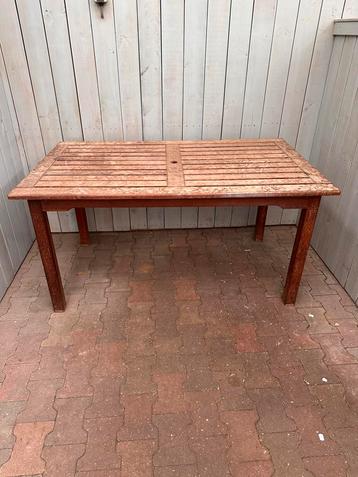 Houten tafel – donker hardhout beschikbaar voor biedingen