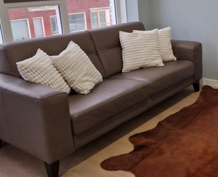 Taupe lederen 2-zits bank, Huis en Inrichting, Banken | Bankstellen, Gebruikt, Rechte bank, Tweepersoons, 75 tot 100 cm, Leer