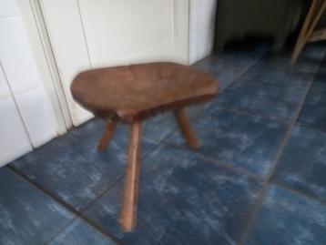 Antieke houten geleefde kruk beschikbaar voor biedingen
