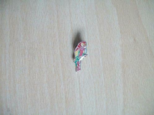 Speldje / pin / button - papegaai - 1 x 2,5 cm, Verzamelen, Speldjes, Pins en Buttons, Gebruikt, Speldje of Pin, Dier of Natuur