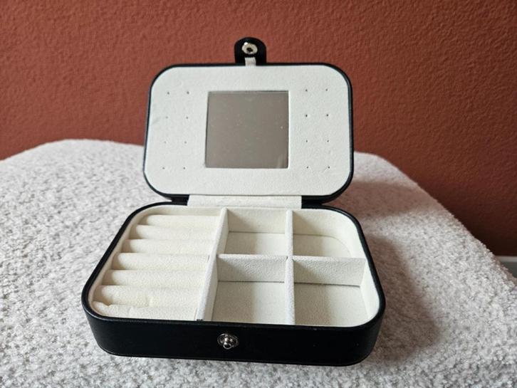 Nieuw - Sieradendoosje met spiegel, Sieraden, Tassen en Uiterlijk, Beautycases, Nieuw, Hardcase, Zwart, Met slot, Met spiegeltje(s)