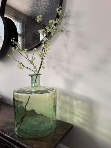 Grote groene vaas met kunsttak beschikbaar voor biedingen