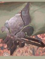 Set (links rechts) smeedijzeren gordijnhouders Franse lelie, Minder dan 50 cm, Bruin, Verzenden, Zo goed als nieuw