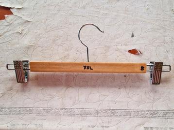 BROEK HANGERS KLEDINGHANGER ROK HANGER KLENINGHANGERS KORTE beschikbaar voor biedingen