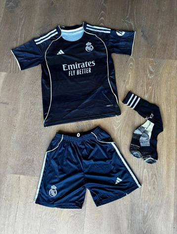 Real madrid tenue beschikbaar voor biedingen