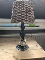 Metalen/tinnen TAFELLAMP met RIETEN KAPJE, Gebruikt, Ophalen of Verzenden, Landelijk, Minder dan 50 cm