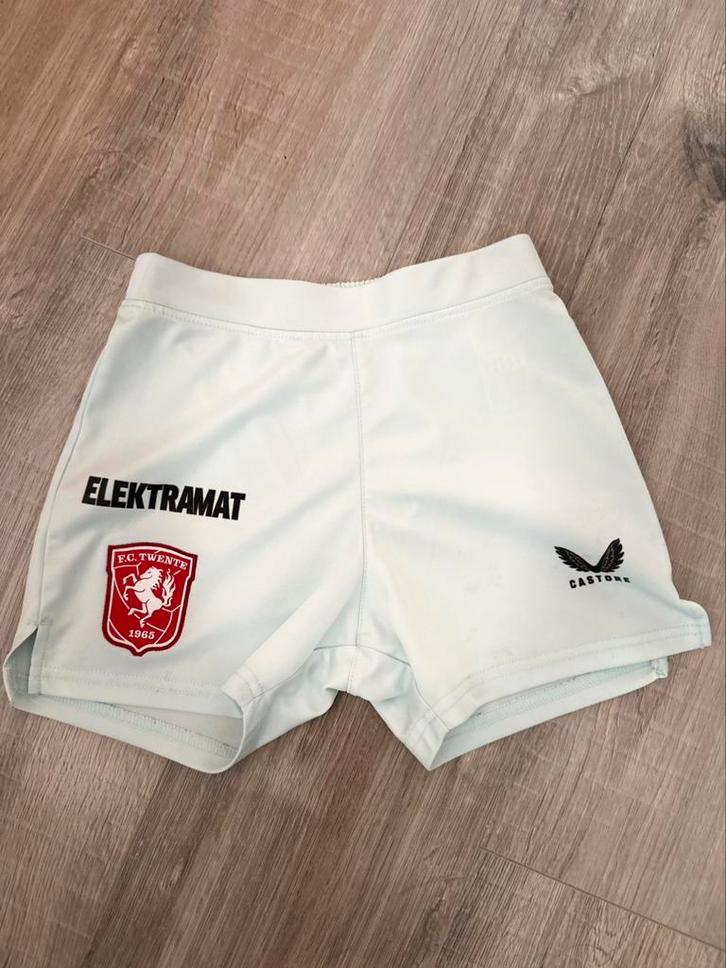 Broekje uittenue FC Twente. Maat 128, Kinderen en Baby's, Kinderkleding | Maat 128, Gebruikt, Jongen of Meisje, Broek, Ophalen of Verzenden