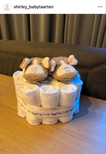 Babytaart met slofjes beschikbaar voor biedingen