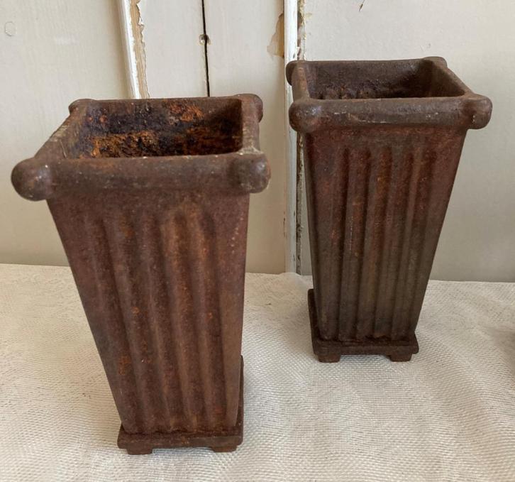2x Brocante oude gietijzeren tuinvaasjes / grafvaasjes, Antiek en Kunst, Curiosa en Brocante, Ophalen of Verzenden