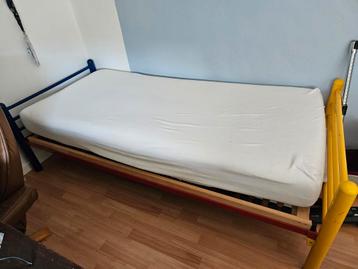 2 x 1 persoons bed met verstelbare lattenbodem beschikbaar voor biedingen
