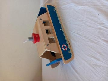 Houten boot , pont, hema met 1 poppetje beschikbaar voor biedingen