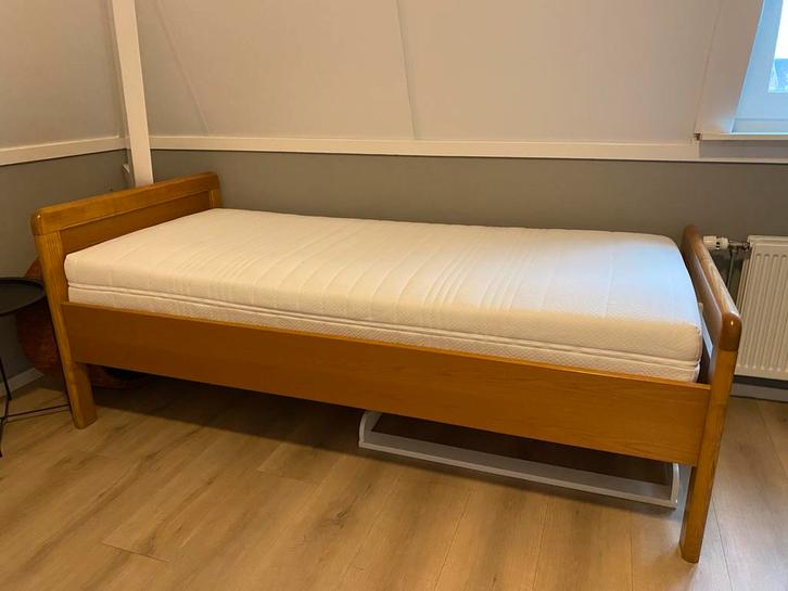 Seniorenbed 1 persoons (90x200) incl. matras, Huis en Inrichting, Slaapkamer | Bedden, Gebruikt, Eenpersoons, 90 cm, 200 cm, Hout